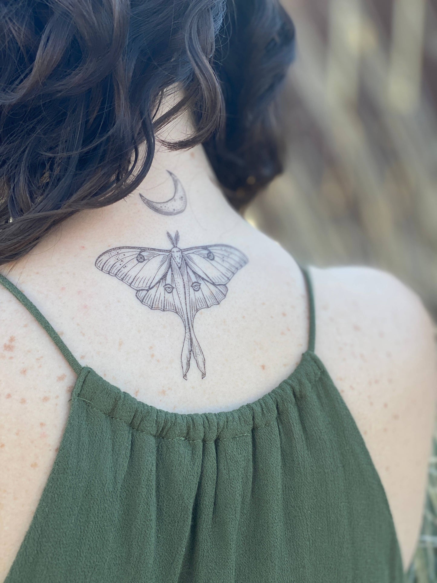 Tatuaje temporal de polilla lunar