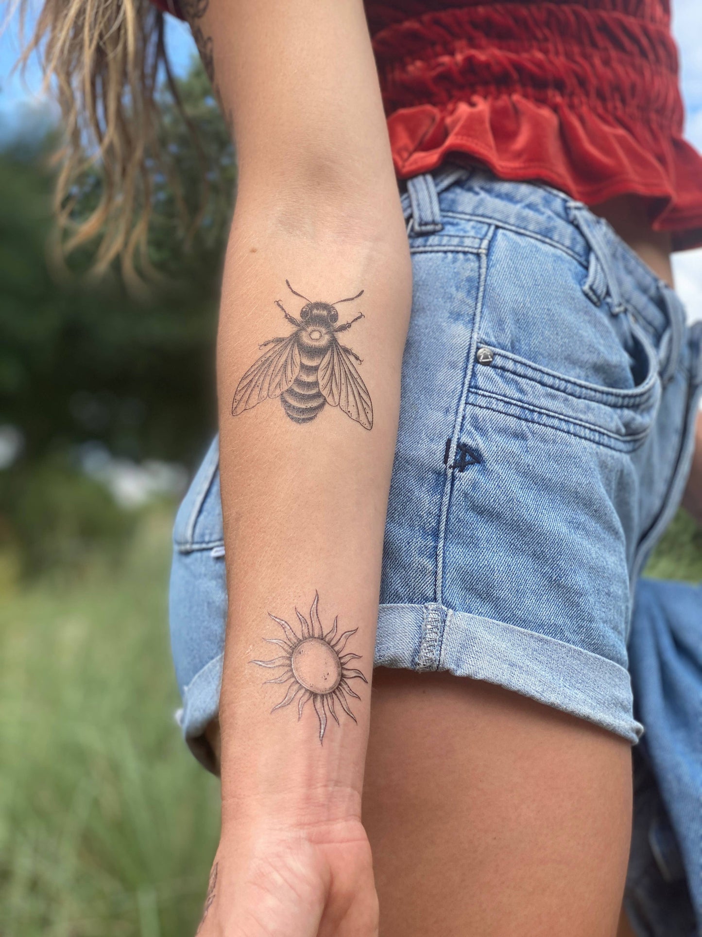 Tatuaje temporal de abeja grande