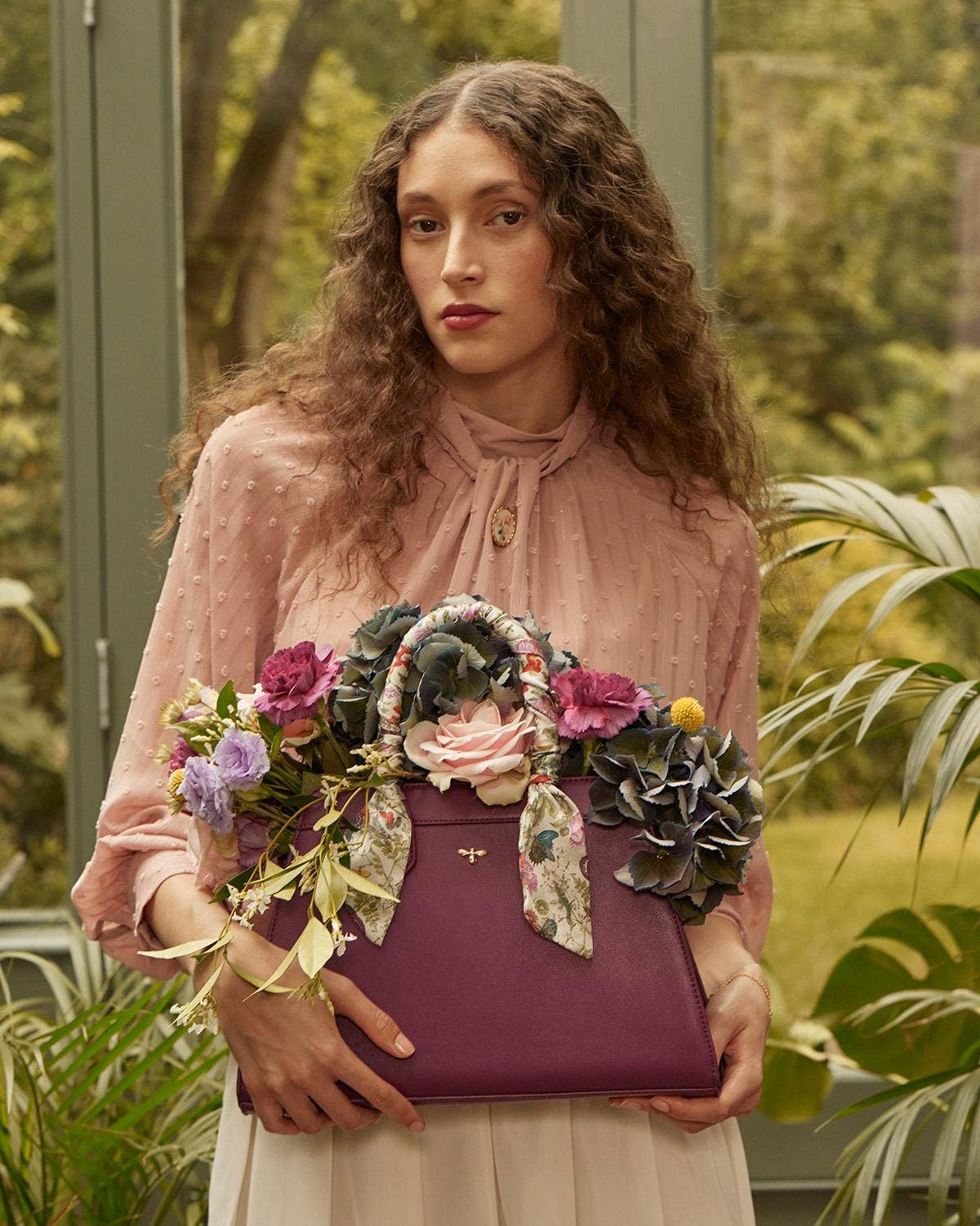 Bolso grande color ciruela con grabados florales