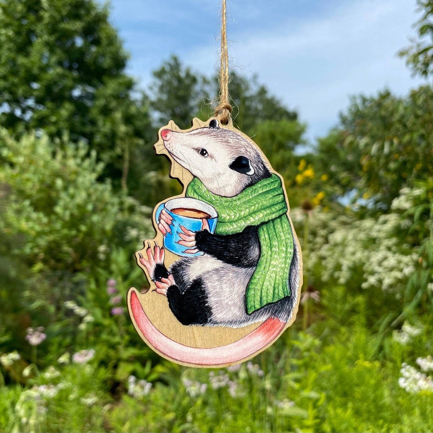 Adorno de madera con estampado de zarigüeya acogedora con taza