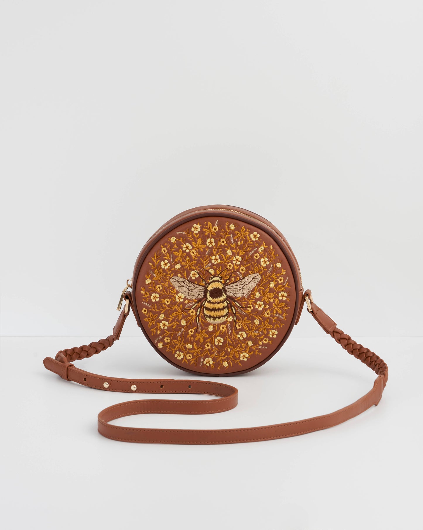 Monedero circular color canela con bordado de abejorro