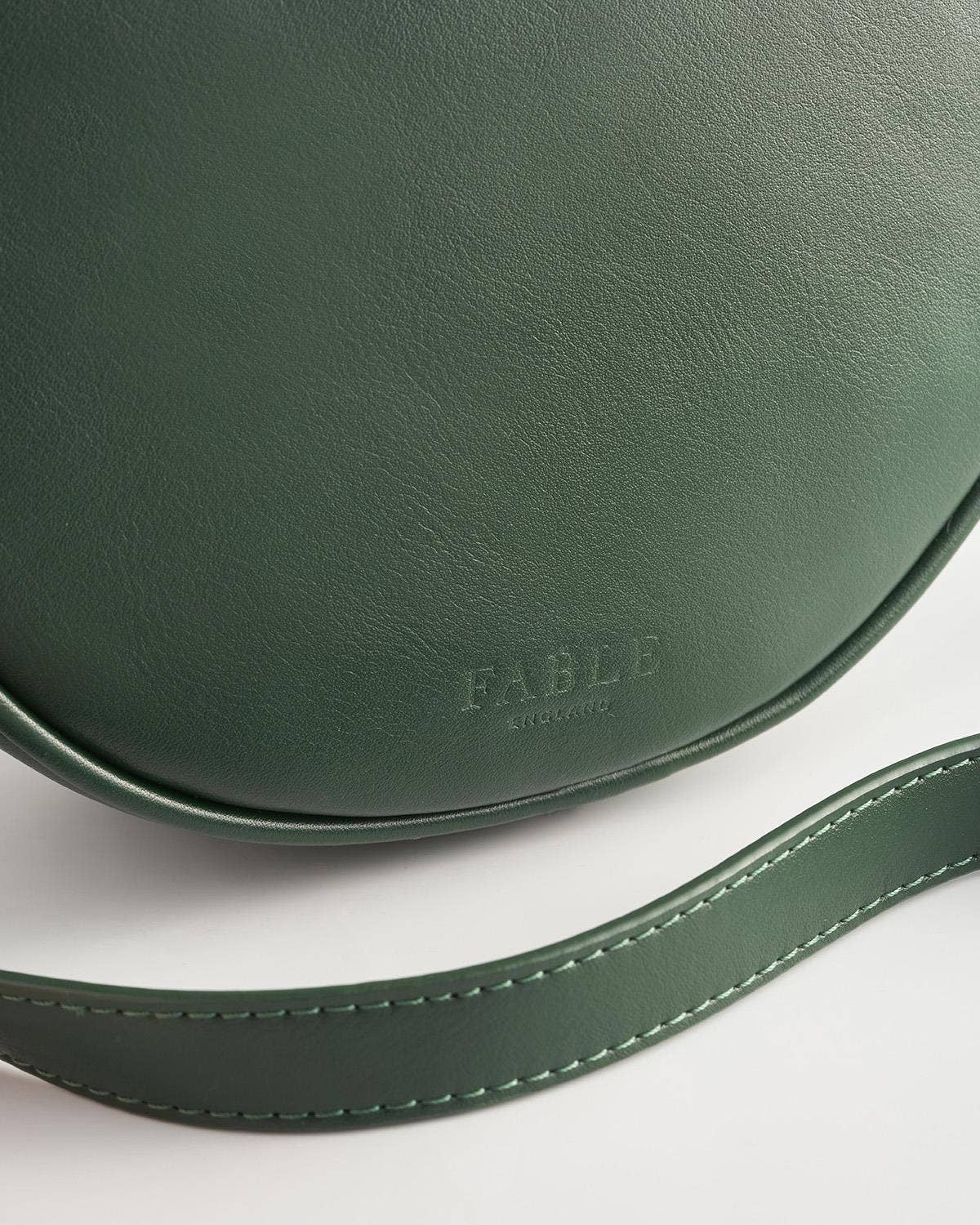 Bolso circular con bordado de cervatillo (verde)