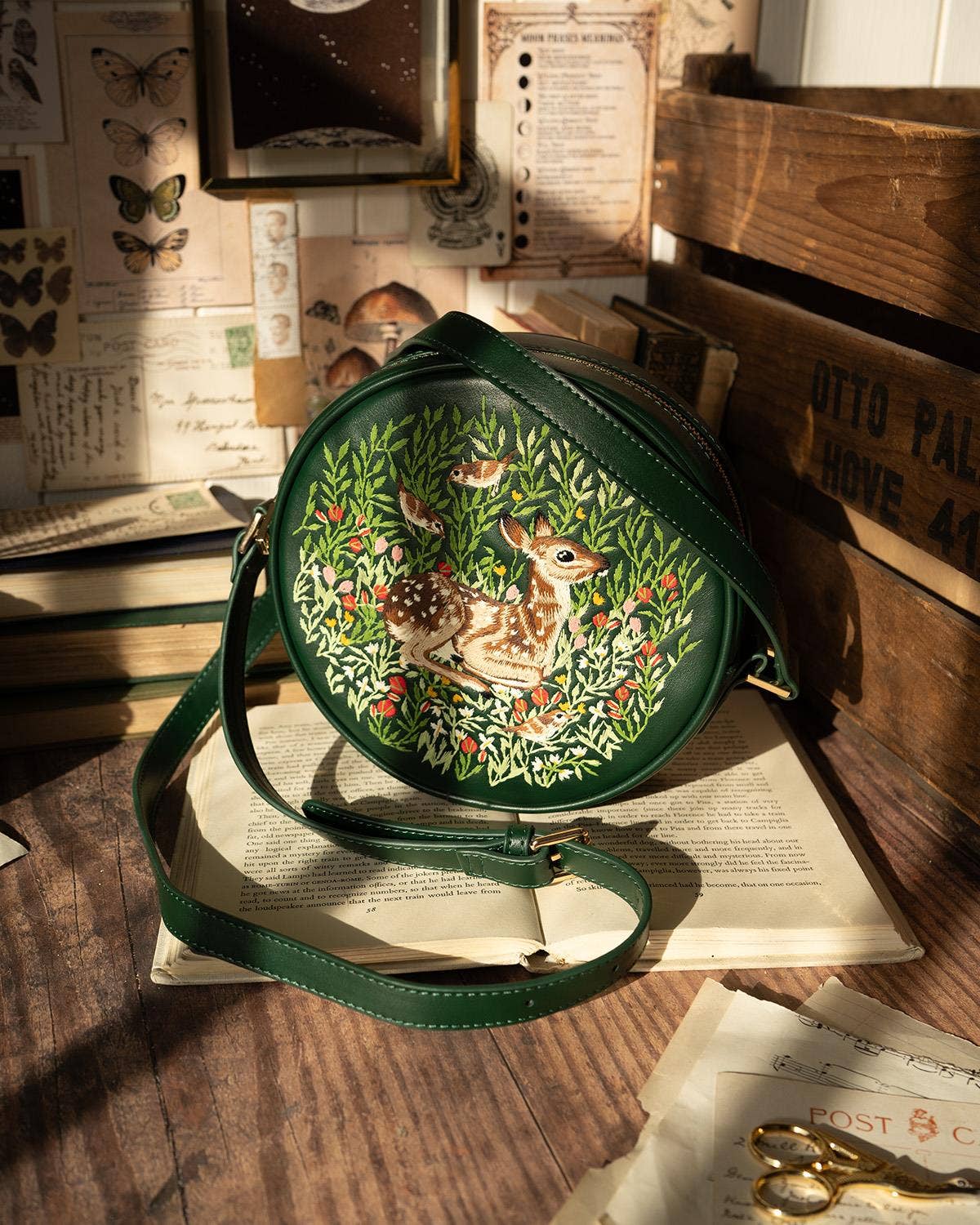 Bolso circular con bordado de cervatillo (verde)