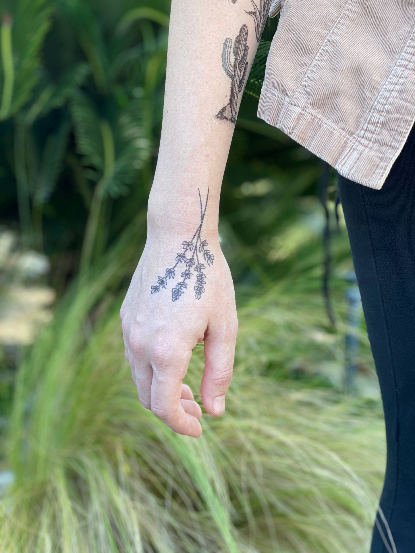 Tatuaje temporal de ramitas de lavanda