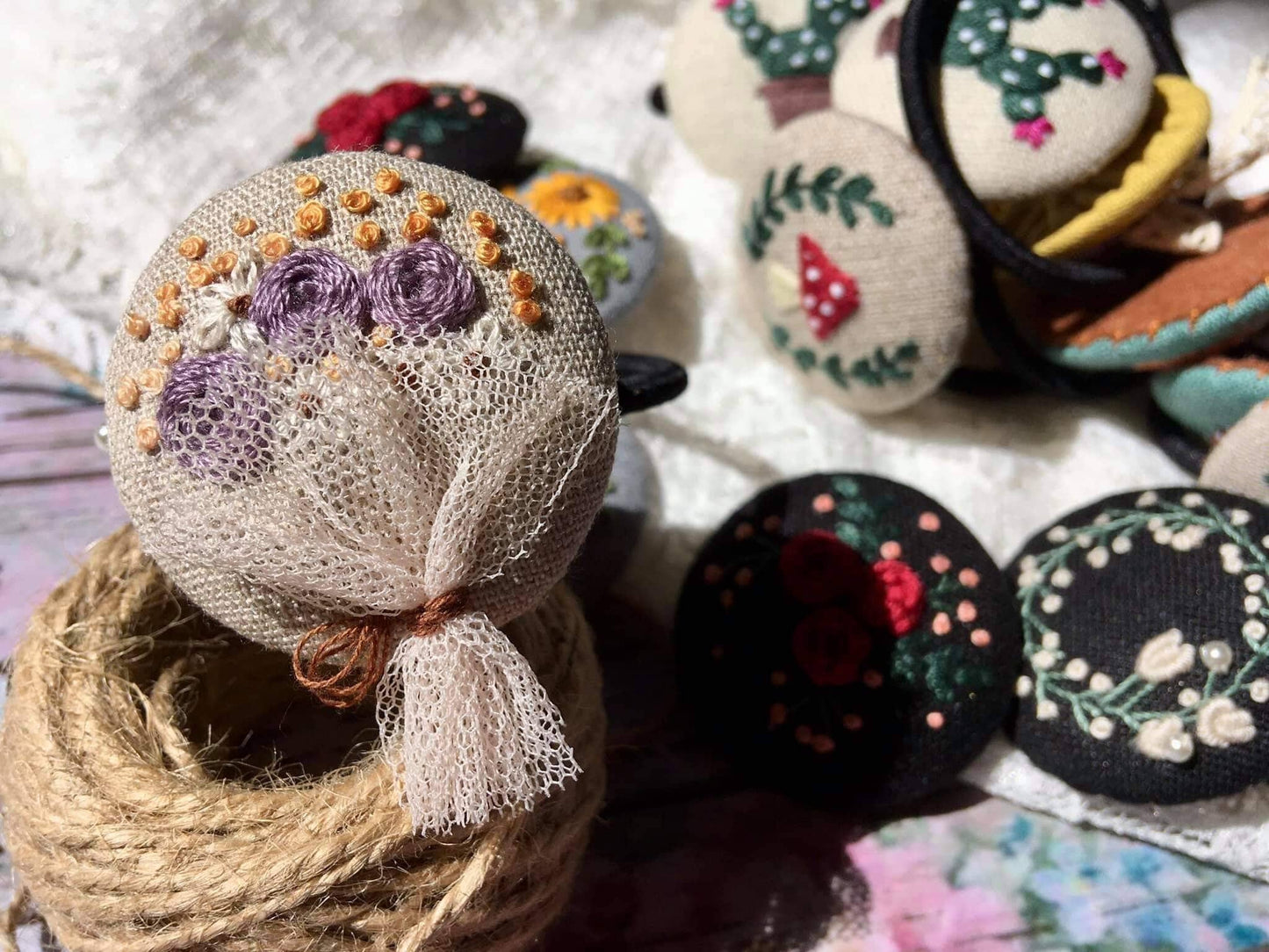 Lazo para el cabello con botón bordado