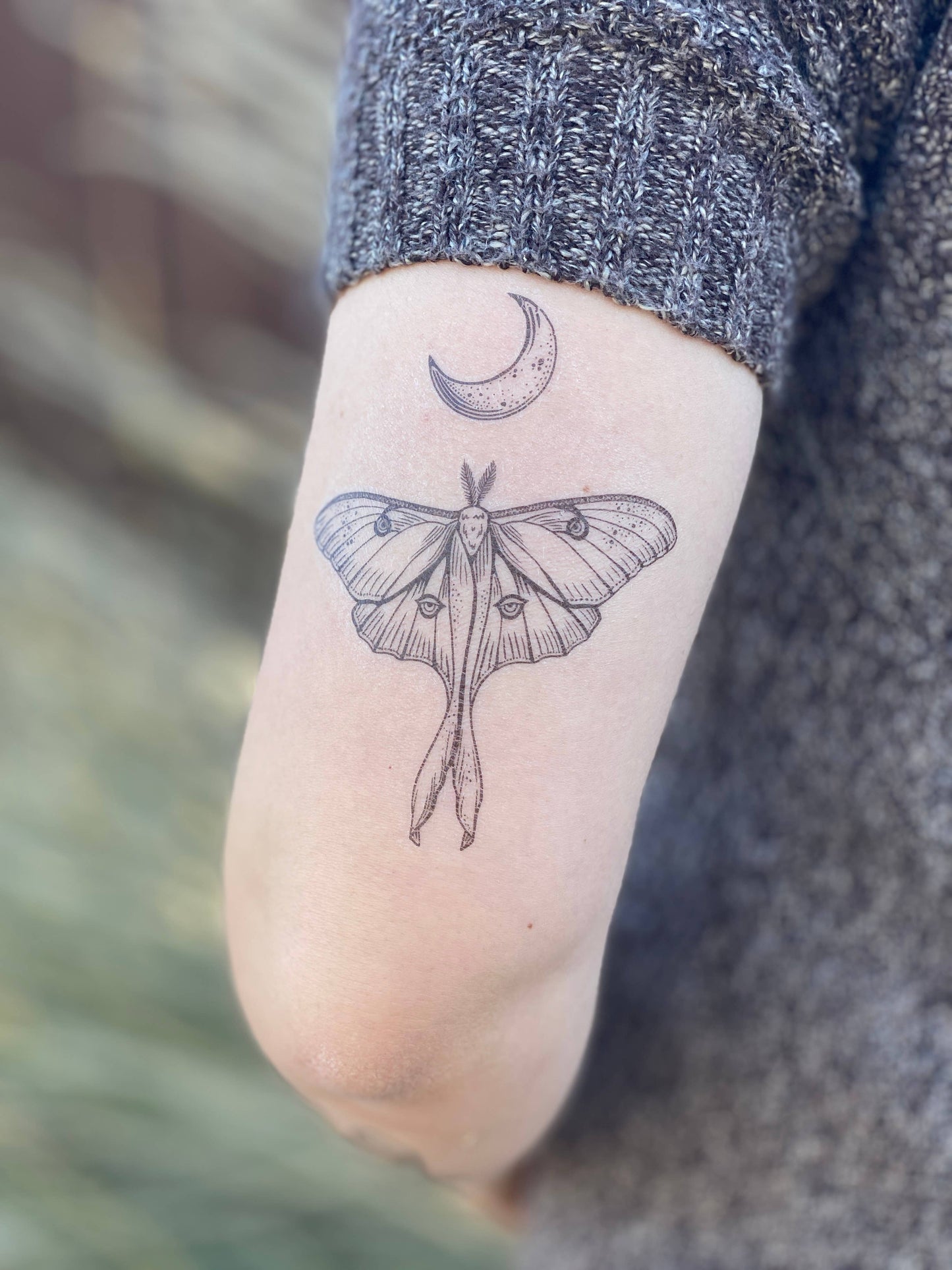 Tatuaje temporal de polilla lunar