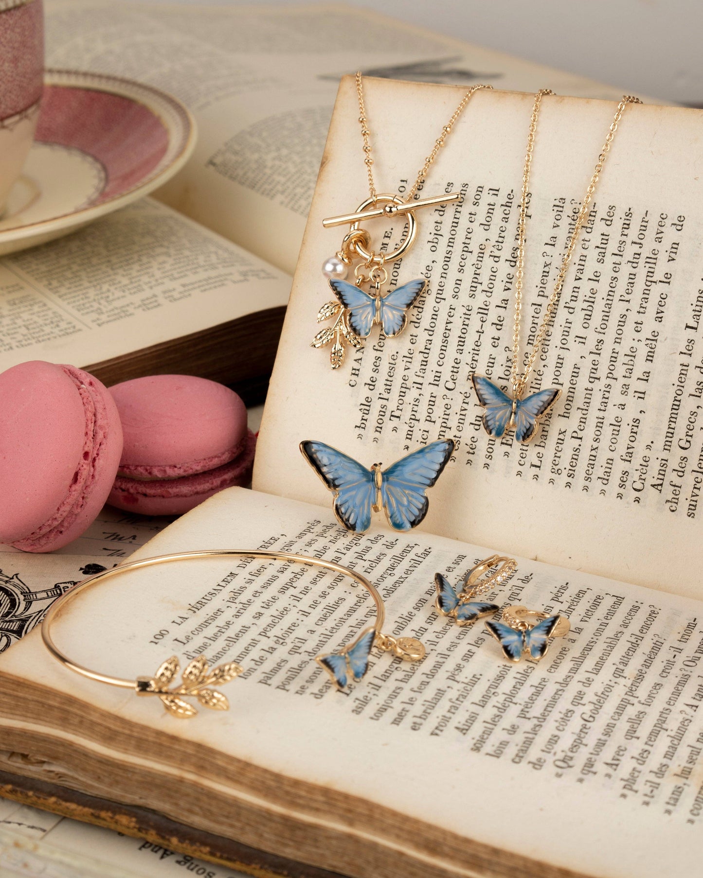 Collar con dije de mariposa y hoja de esmalte azul