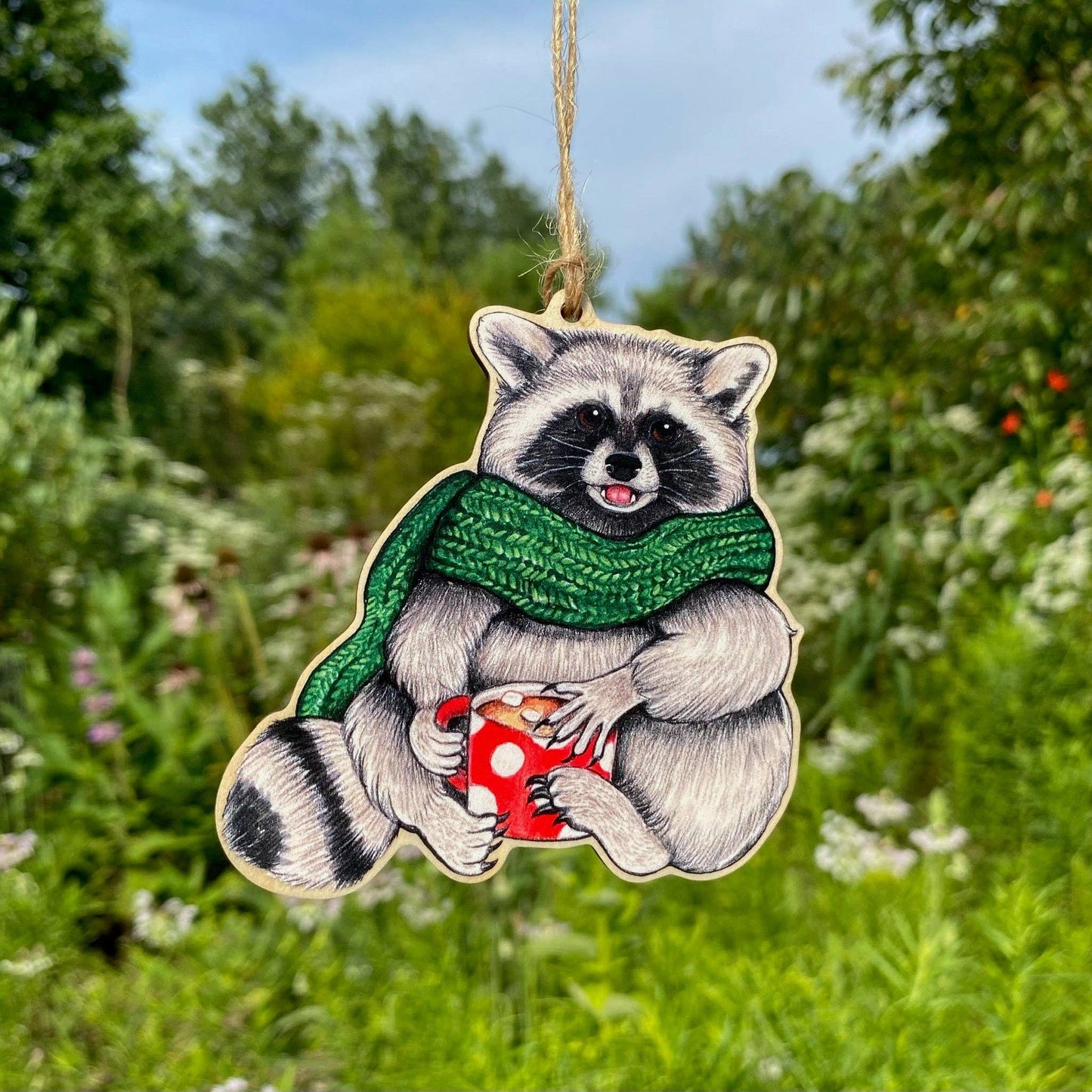 Adorno de madera con estampado de mapache acogedor con taza