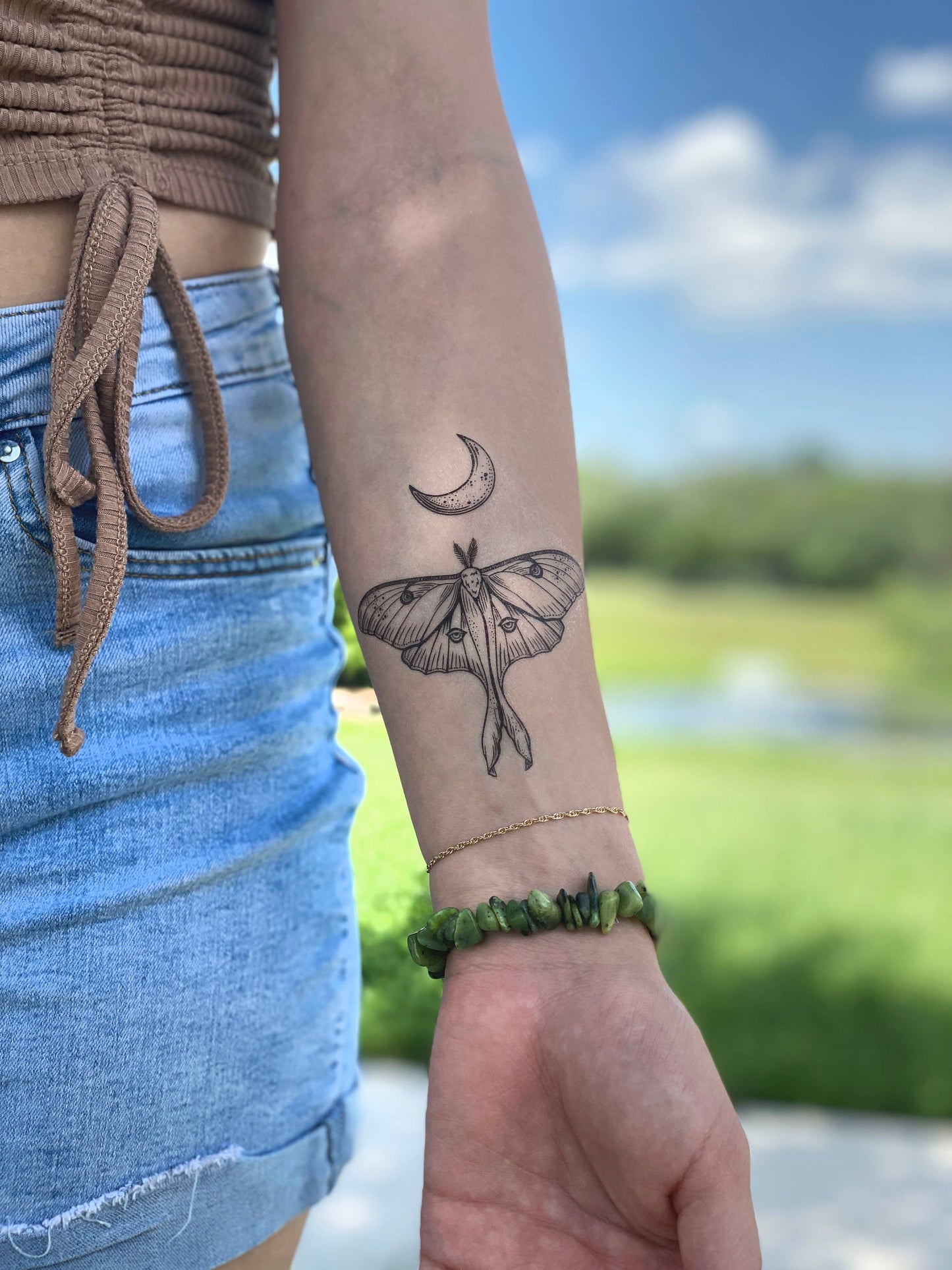 Tatuaje temporal de polilla lunar