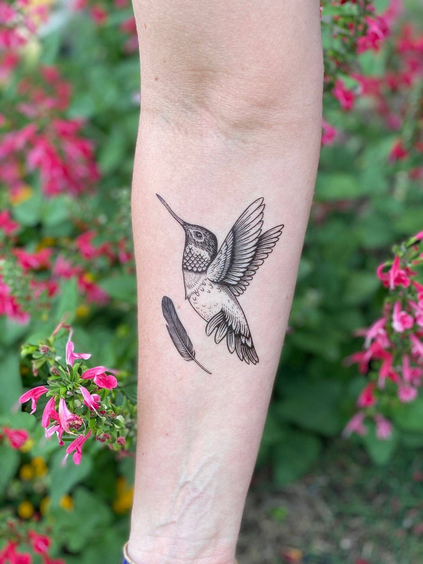 Tatuaje temporal de colibrí