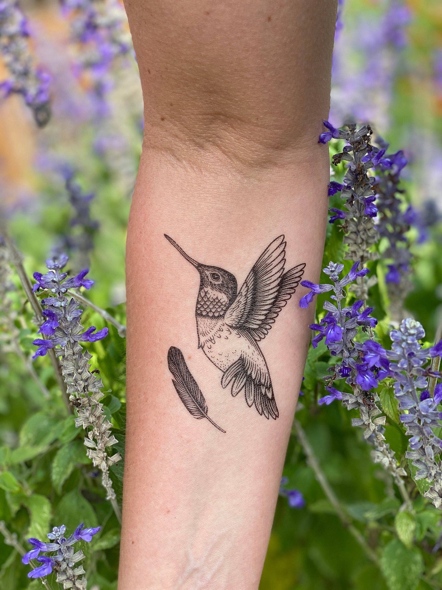 Tatuaje temporal de colibrí