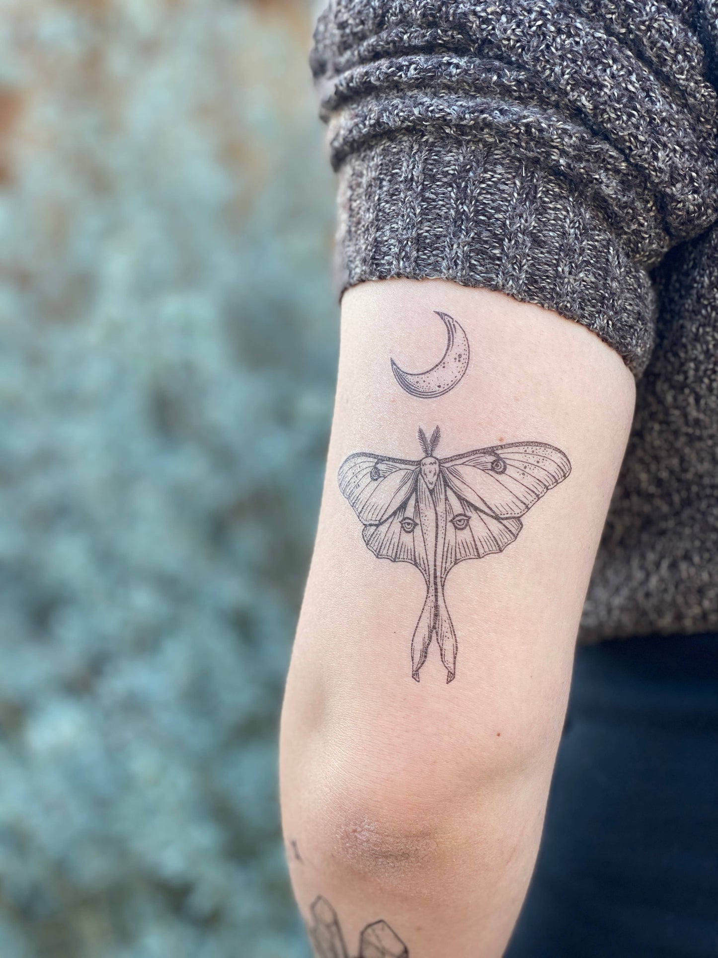 Tatuaje temporal de polilla lunar