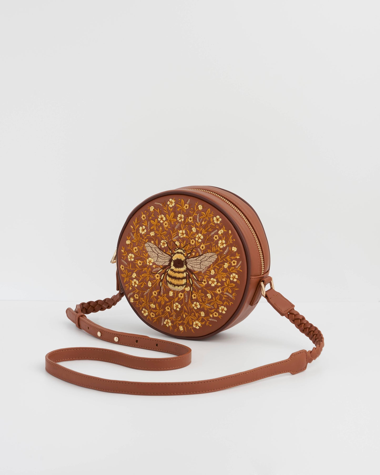 Monedero circular color canela con bordado de abejorro