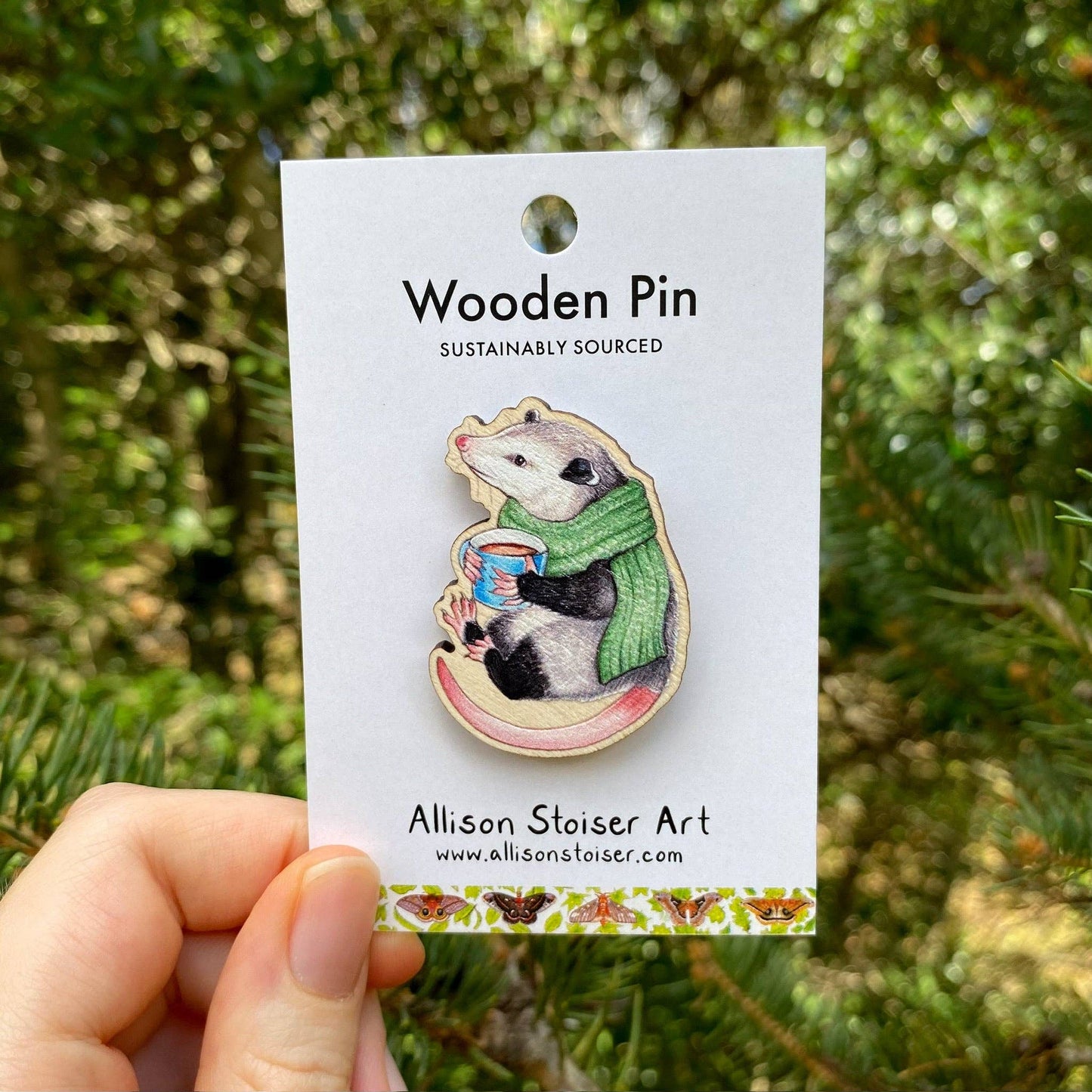 Pin de madera de zarigüeya acogedora con bufanda (de origen sostenible)