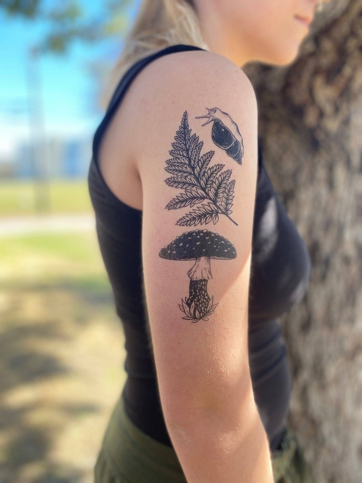 Tatuaje temporal de hongo amanita, helecho y caracol