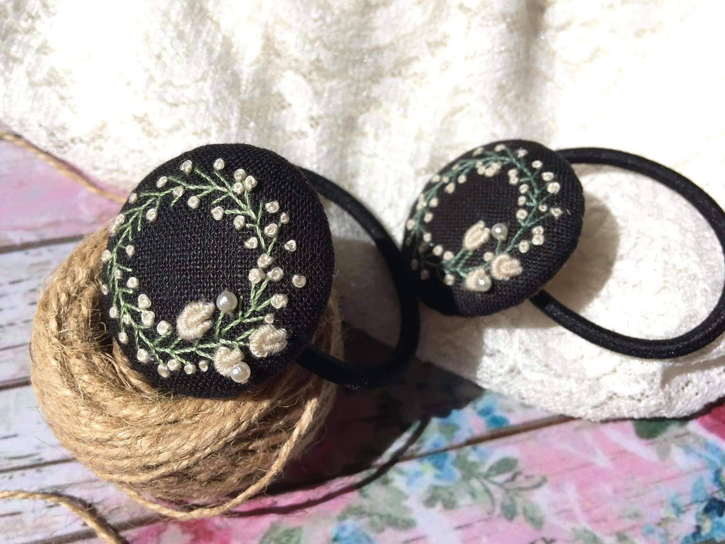 Lazo para el cabello con botón bordado