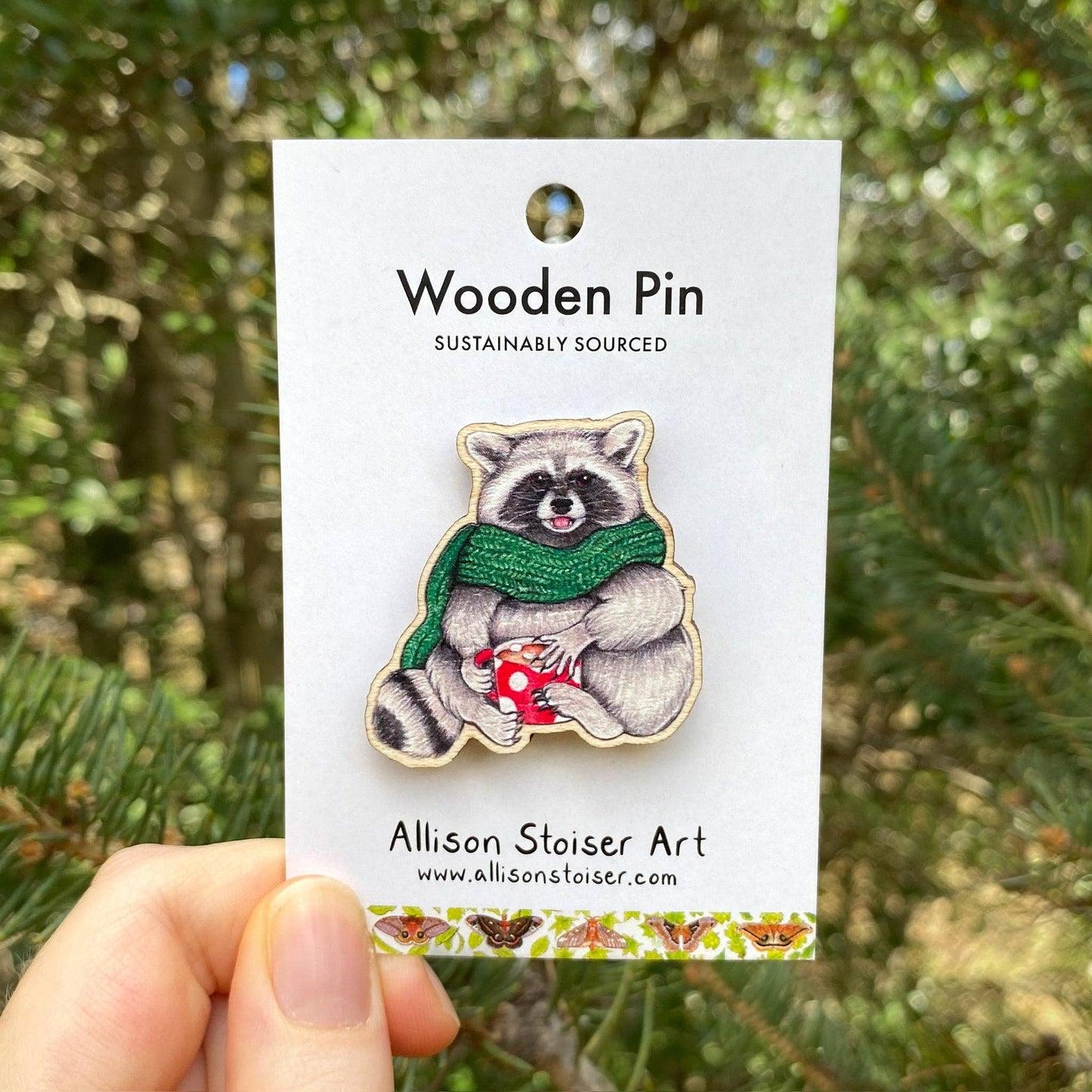 Pin de madera con forma de mapache acogedor con bufanda (de origen sostenible)