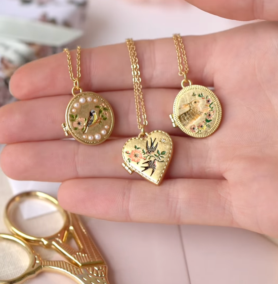 Medallón de conejito corredor