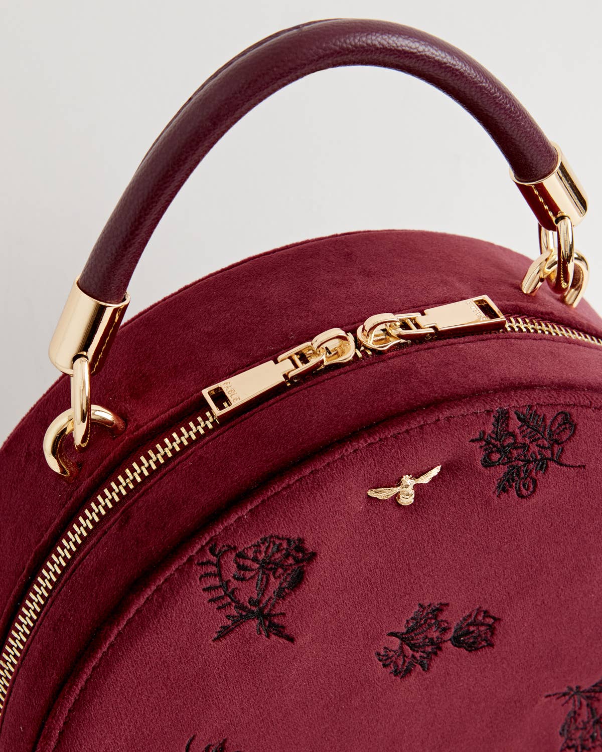 Neceser de terciopelo con grosella roja bordada Flora