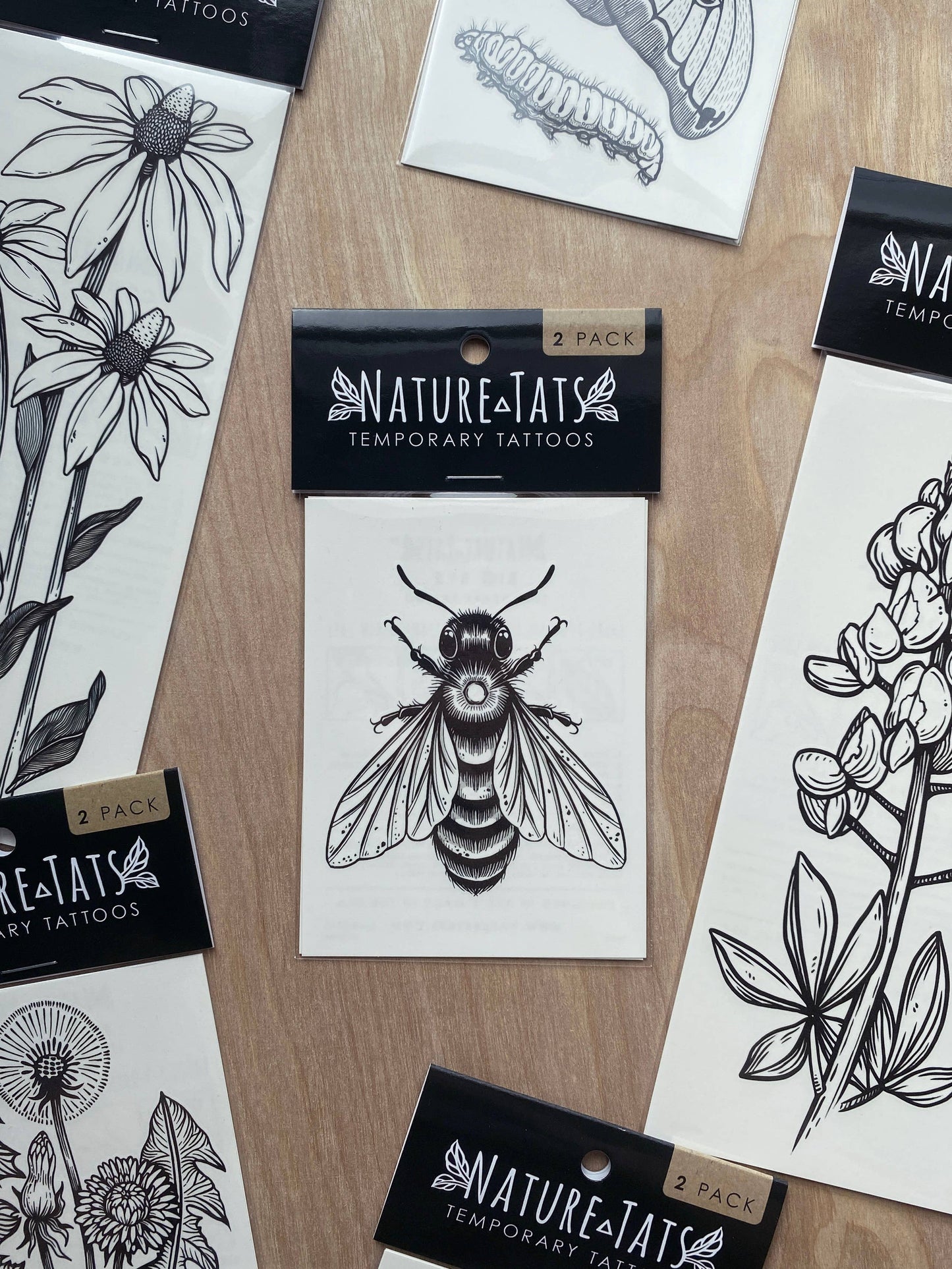 Tatuaje temporal de abeja grande