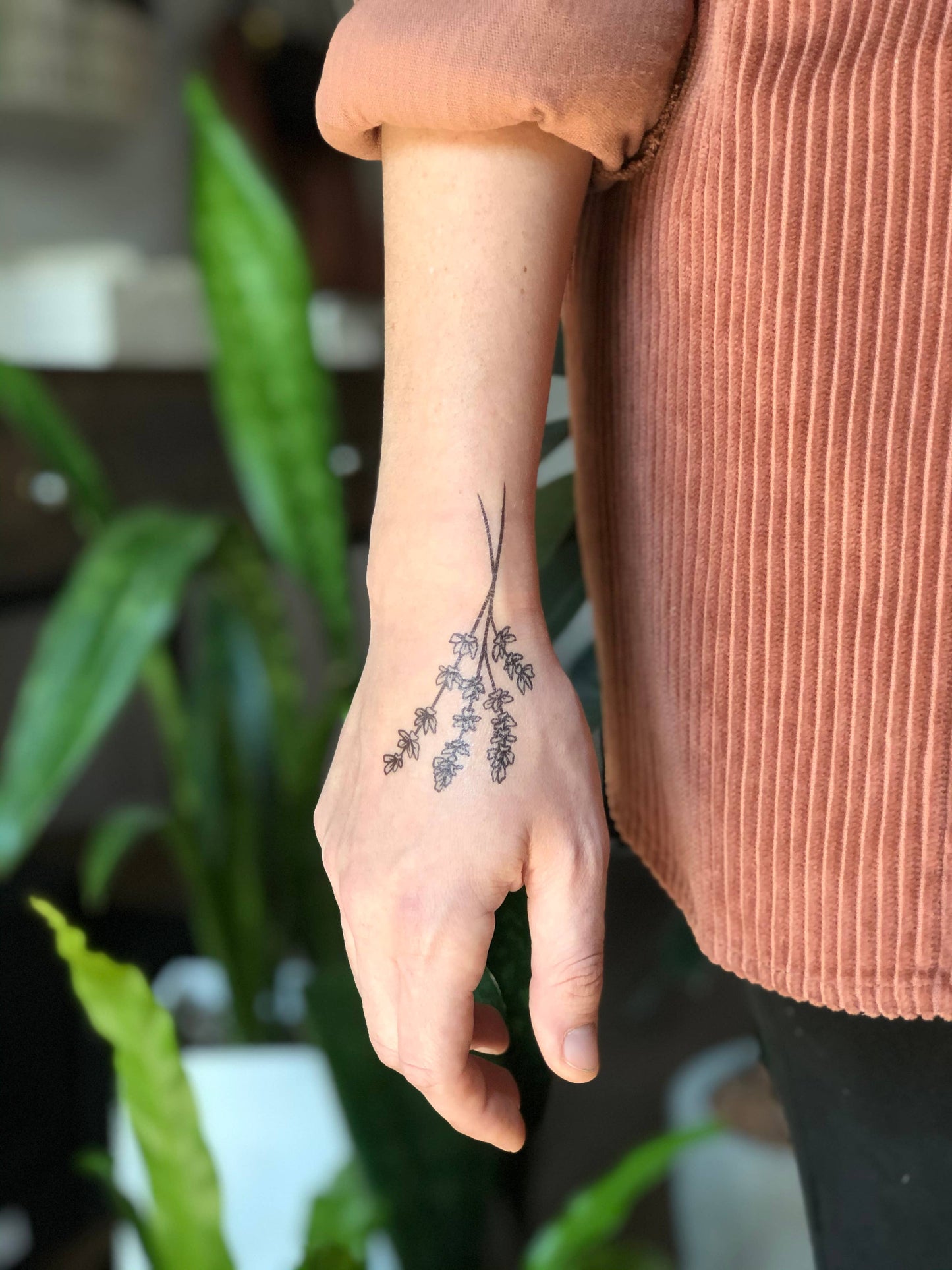 Tatuaje temporal de ramitas de lavanda