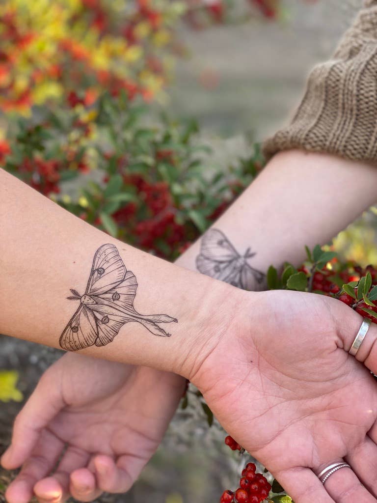 Tatuaje temporal de polilla lunar