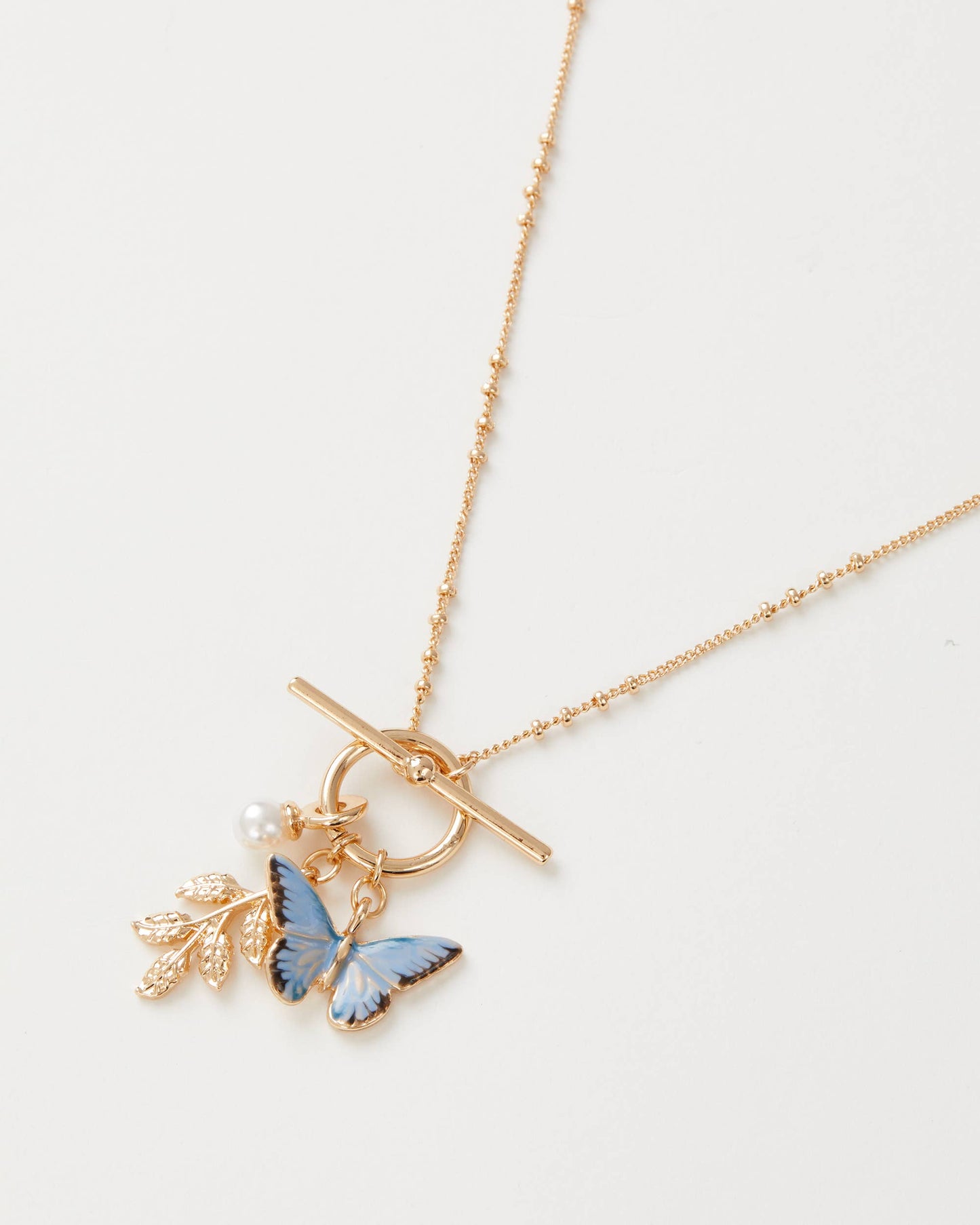 Collar con dije de mariposa y hoja de esmalte azul