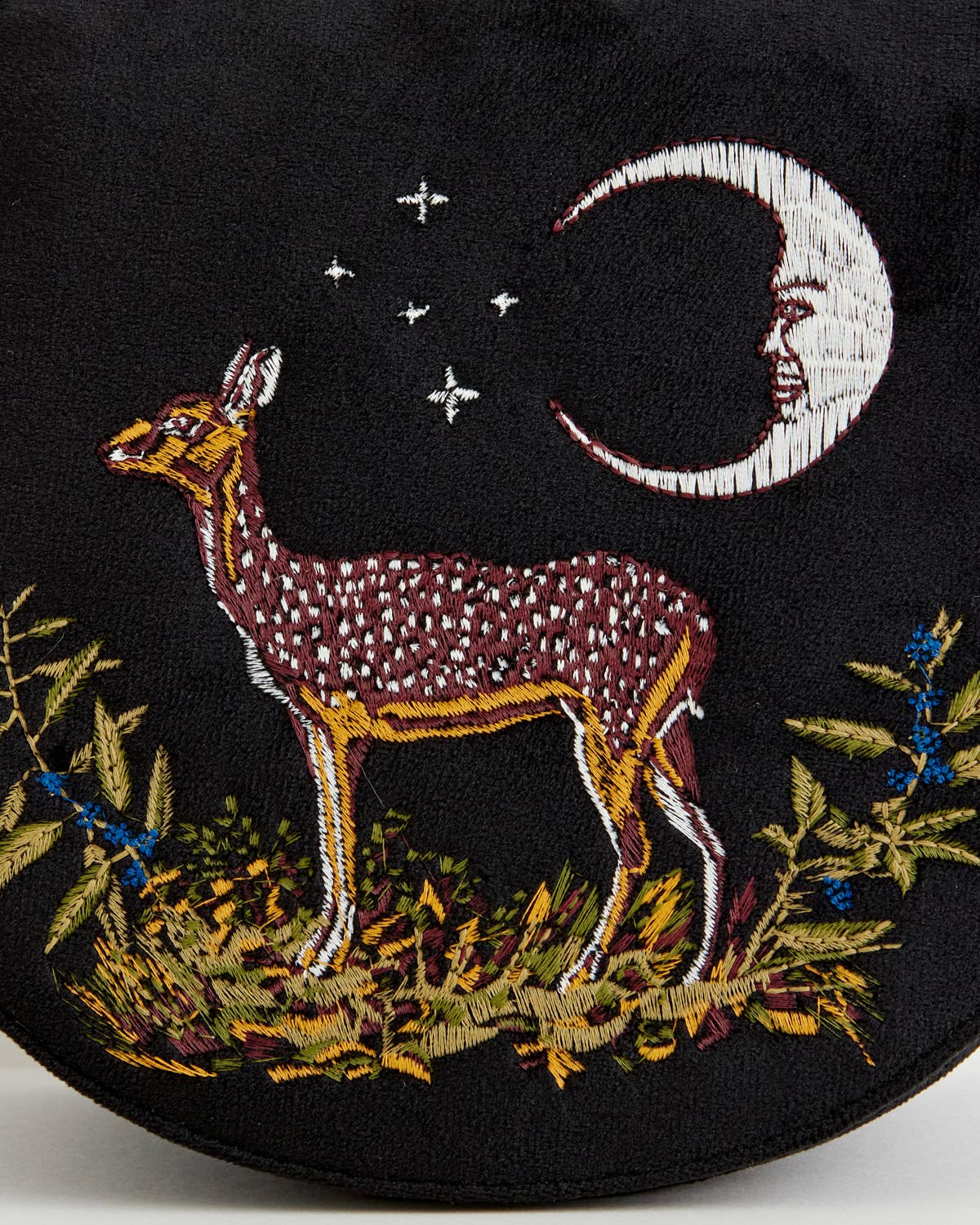 Monedero de terciopelo con bordado de ciervo y luna (negro)