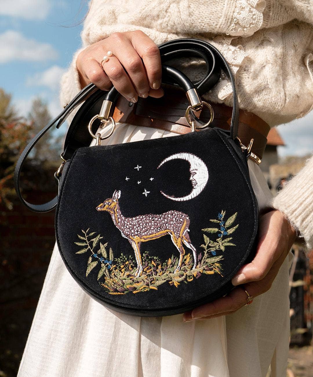 Monedero de terciopelo con bordado de ciervo y luna (negro)