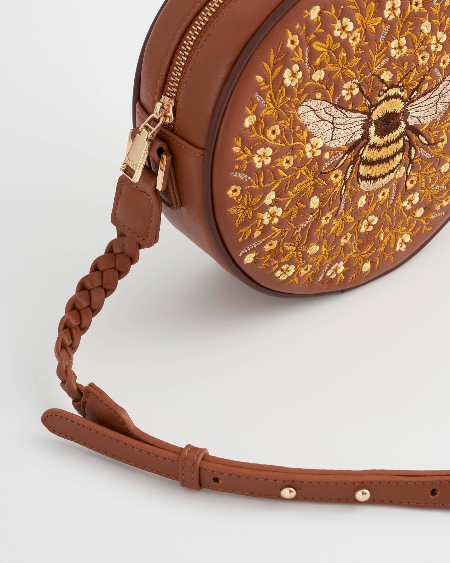 Monedero circular color canela con bordado de abejorro