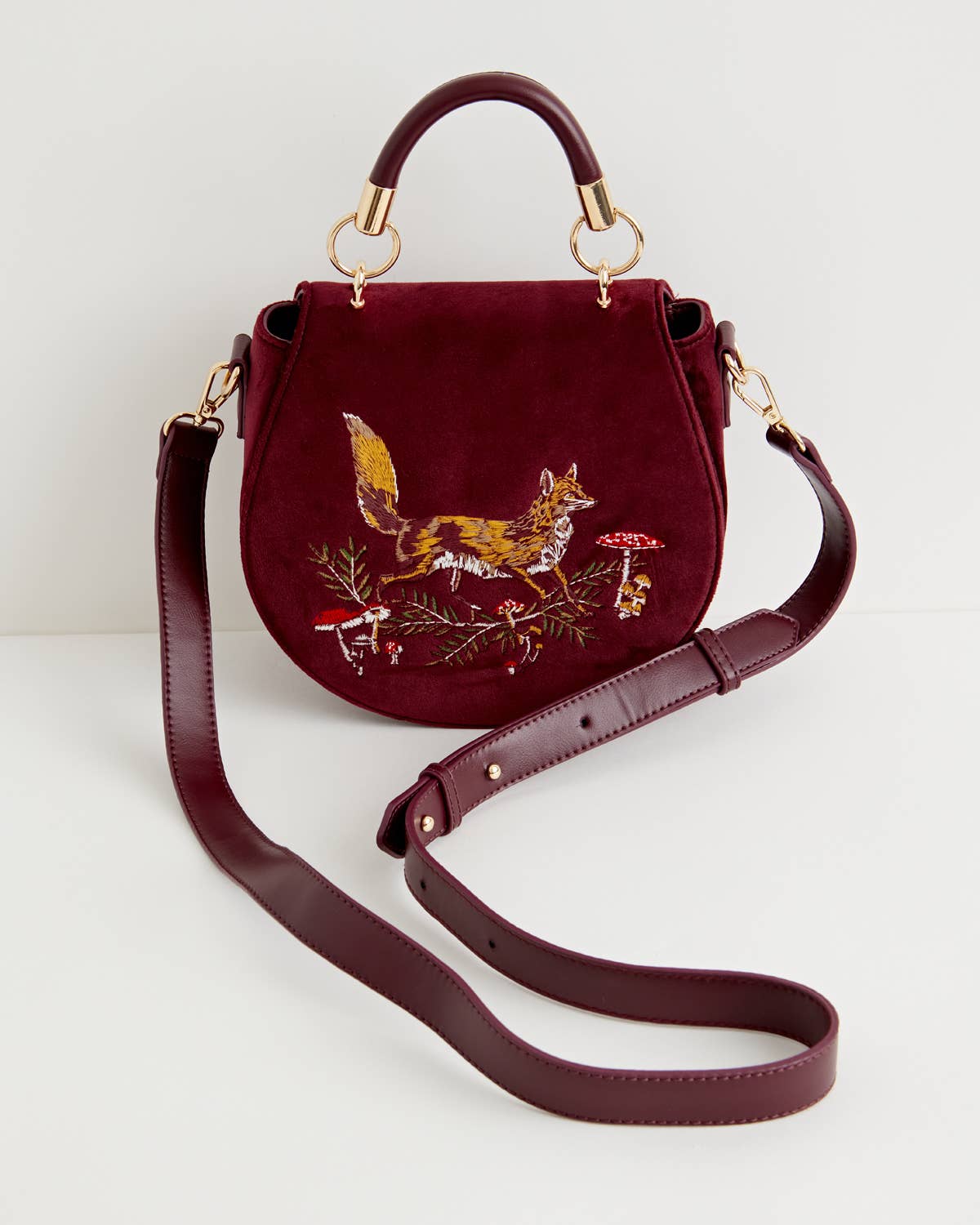 Bolso de sillín de terciopelo burdeos con bordado de zorro y hongo