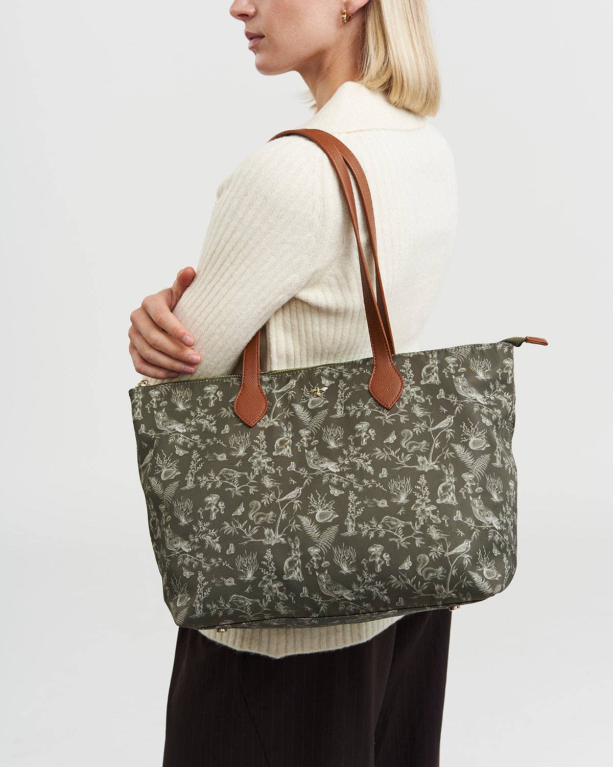 Edith Orla Scene Print Tote Bag in Olive Green
