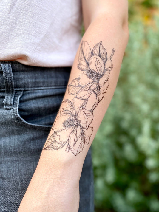Tatuaje temporal de flor de magnolia